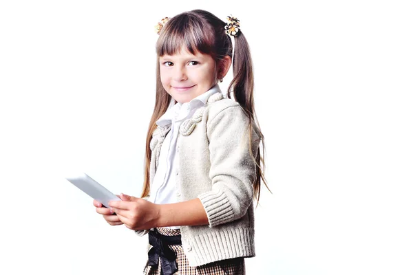 Hermosa niña jugando con la tableta — Foto de Stock