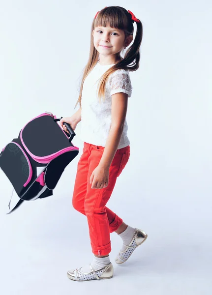 Okul renkli f tutan sırt çantası ile genç kız portresi — Stok fotoğraf