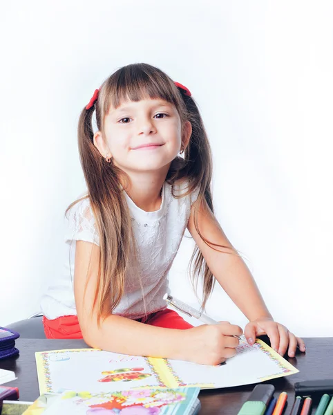 Niña colegial dibuja con marcadores de color —  Fotos de Stock