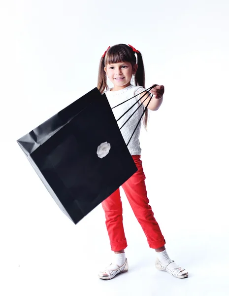 Petite fille avec un grand sac pour faire du shopping — Photo