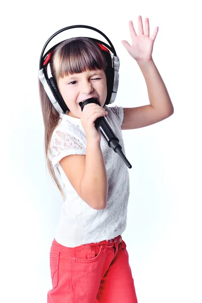 mikrofona, karaoke şarkı söyleyen küçük kız