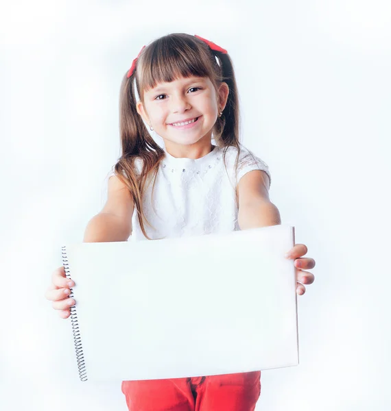 Mały dziewczyna remisów nastoletnią student postanawia napisać pracę domową z rodzicami — Zdjęcie stockowe