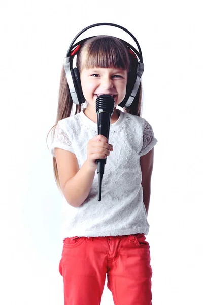 mikrofona, karaoke şarkı söyleyen küçük kız