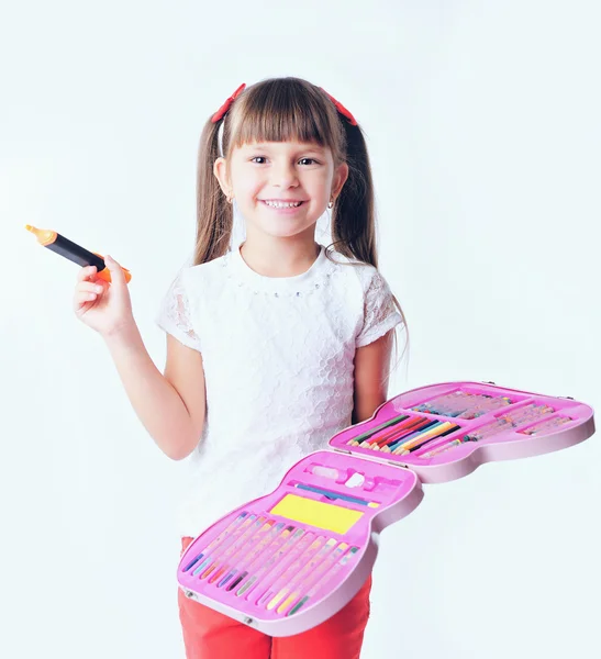 Malá dívka školák kreslí s barevnými značkami — Stock fotografie