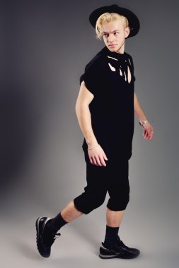 Studio poz şapkalı erkek Model sarışın