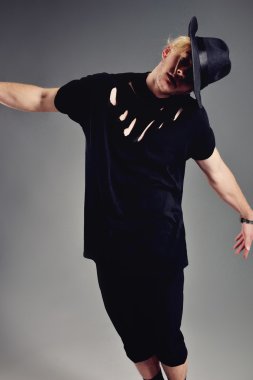 Studio poz şapkalı erkek Model sarışın