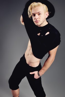 Studio poz şapkalı erkek Model sarışın