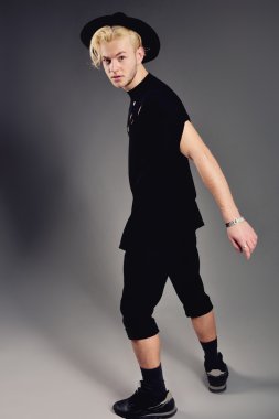 Studio poz şapkalı erkek Model sarışın