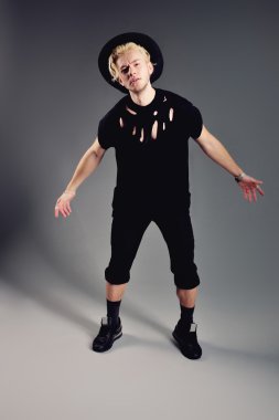 Studio poz şapkalı erkek Model sarışın