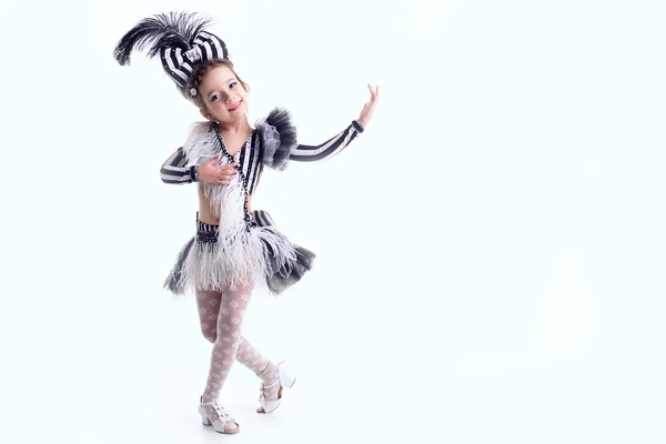 Mała dziewczynka tańczy w sukni w studio — Zdjęcie stockowe