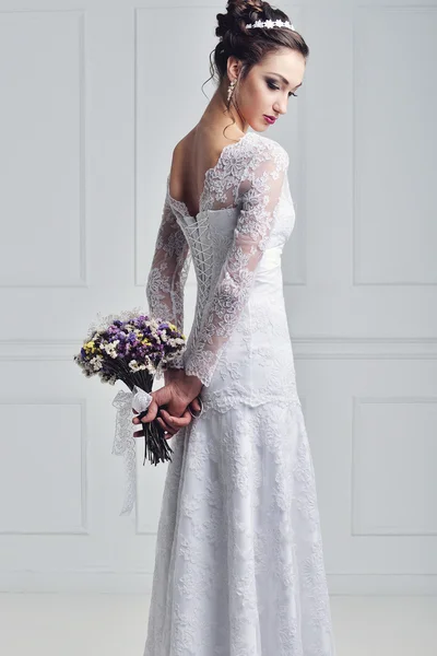 Pengantin cantik dengan gaya rambut pengantin mode di latar belakang putih. Potret Closeup dari pengantin muda yang cantik. Pernikahan. Studio Shot.Beautiful potret pengantin dengan kerudung di wajahnya — Stok Foto