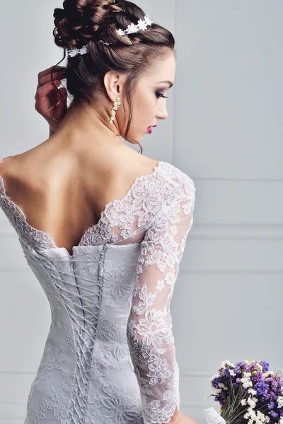 Pengantin cantik dengan gaya rambut pengantin mode di latar belakang putih. Potret Closeup dari pengantin muda yang cantik. Pernikahan. Studio Shot.Beautiful potret pengantin dengan kerudung di wajahnya — Stok Foto