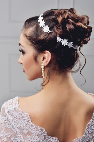 Bela noiva com penteado de casamento de moda - em fundo branco.Retrato de close-up de noiva linda jovem. Casamento. Estúdio shot.Beautiful retrato da noiva com véu sobre o rosto — Fotografia de Stock