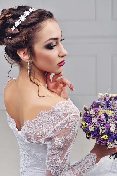 Hermosa novia con peinado de boda de moda - sobre fondo blanco.Primer plano retrato de la novia hermosa joven. Boda. Estudio shot.Beautiful retrato de novia con velo sobre su cara —  Fotos de Stock