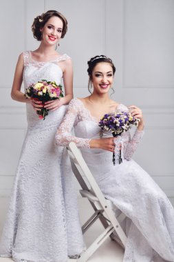 İki güzel gelin birlikte poz