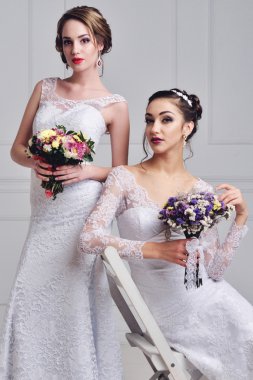 İki güzel gelin birlikte poz