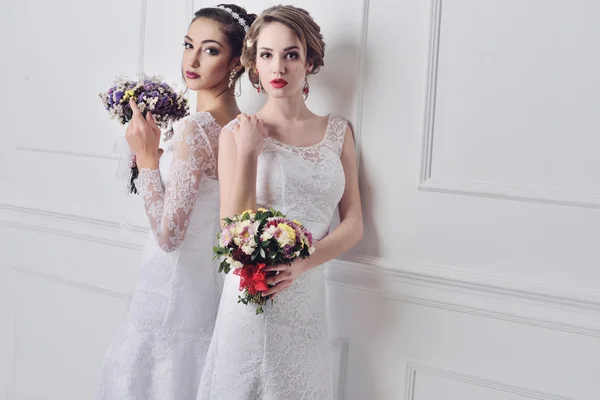 Dvě krásná nevěsta vystupují společně — Stock fotografie