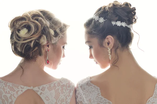 Két gyönyörű menyasszony pózol együtt — Stock Fotó