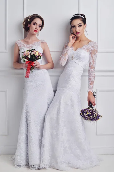 Dvě krásná nevěsta vystupují společně — Stock fotografie