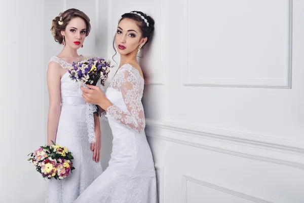 Dos hermosas novias posando juntas — Foto de Stock