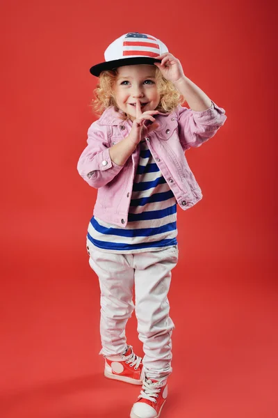 Portret van een schattig klein meisje in modieuze kleding. mooi kind — Stockfoto