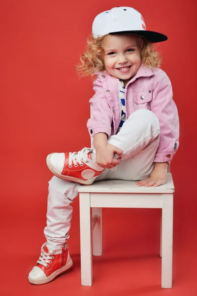 Portret van een schattig klein meisje in modieuze kleding. mooi kind — Stockfoto