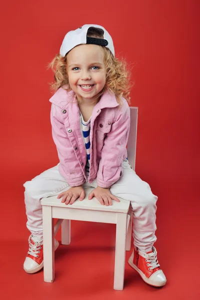 Portret van een schattig klein meisje in modieuze kleding. mooi kind — Stockfoto