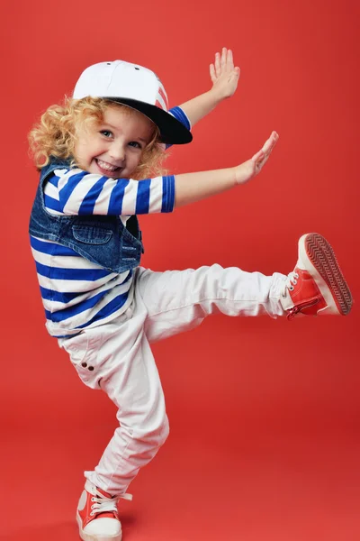 Retrato de una linda niña con ropa de moda. hermoso niño — Foto de Stock