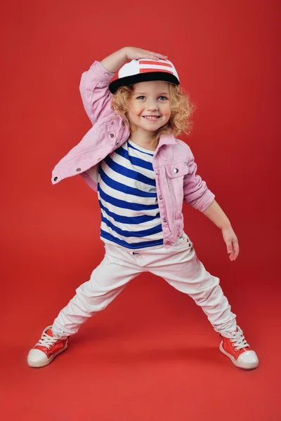 Porträt eines süßen kleinen Mädchens in modischer Kleidung. schönes Kind — Stockfoto