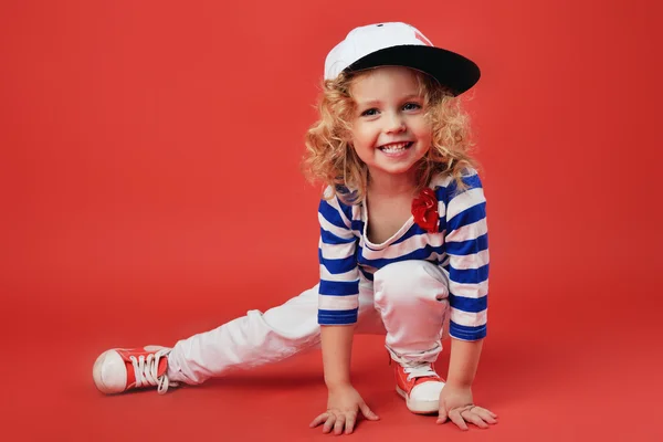 Portret van een schattig klein meisje in modieuze kleding. mooi kind — Stockfoto