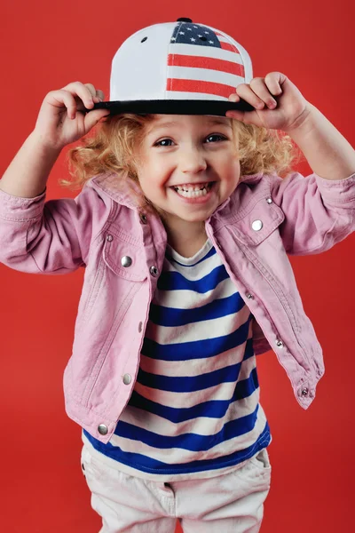 Porträtt av en söt liten flicka i trendiga kläder. vackra barn — Stockfoto