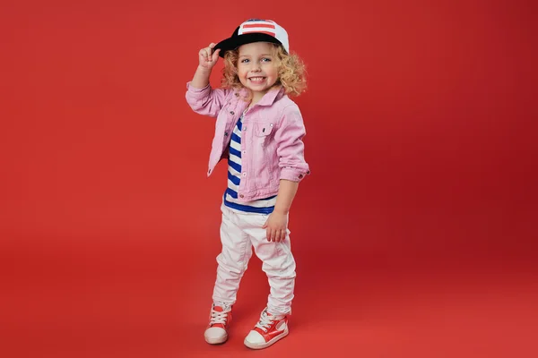 Portréja egy aranyos kis lány a divatos ruhák. gyönyörű — Stock Fotó