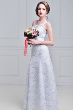 Güzel gelin portre düğün makyaj ve saç modeli ile elmas crown, moda gelin modeli takı ve güzellik kız yüz, muhteşem güzellik gelin, izole, stüdyo, serisi
