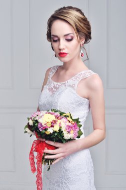 Güzel gelin portre düğün makyaj ve saç modeli ile elmas crown, moda gelin modeli takı ve güzellik kız yüz, muhteşem güzellik gelin, izole, stüdyo, serisi