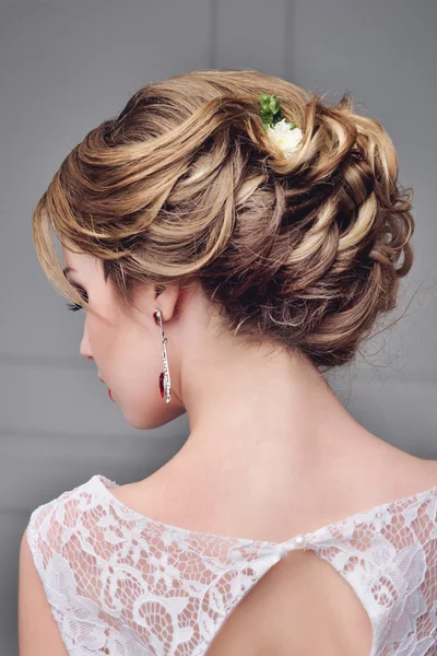 Hermoso retrato de novia maquillaje de boda y peinado con corona de diamantes, joyería de modelo de novia de moda y cara de chica de belleza, hermosa novia de belleza, aislado, estudio, serie — Foto de Stock