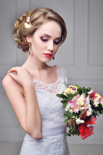 Beautiful Bride portrait wedding makeup and hairstyle with diamond crown, fashion bride model jewelry and beauty girl face, gorgeous beauty bride, isolated , studio, series — Stock Photo, Image