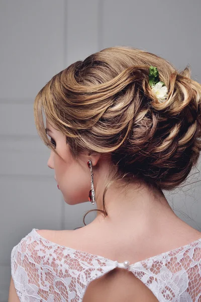 Hermoso retrato de novia maquillaje de boda y peinado con corona de diamantes, joyería de modelo de novia de moda y cara de chica de belleza, hermosa novia de belleza, aislado, estudio, serie — Foto de Stock