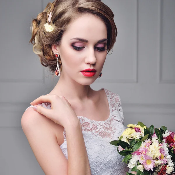 Hermoso retrato de novia maquillaje de boda y peinado con corona de diamantes, joyería de modelo de novia de moda y cara de chica de belleza, hermosa novia de belleza, aislado, estudio, serie — Foto de Stock