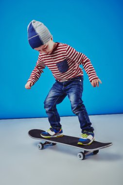 Mutlu çocuk sürme kaykay