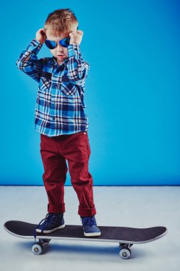 Mutlu çocuk sürme kaykay