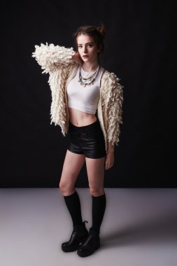 Şaşırtıcı kız, güzel saç modeli, moda stil, kentsel tarzı, rock işareti Cool moda portre