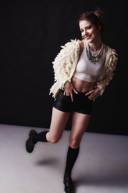 Şaşırtıcı kız, güzel saç modeli, moda stil, kentsel tarzı, rock işareti Cool moda portre