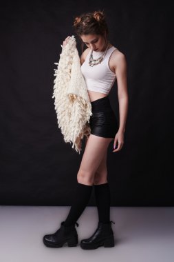 Şaşırtıcı kız, güzel saç modeli, moda stil, kentsel tarzı, rock işareti Cool moda portre