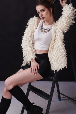 Şaşırtıcı kız, güzel saç modeli, moda stil, kentsel tarzı, rock işareti Cool moda portre
