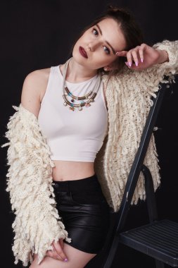 Şaşırtıcı kız, güzel saç modeli, moda stil, kentsel tarzı, rock işareti Cool moda portre