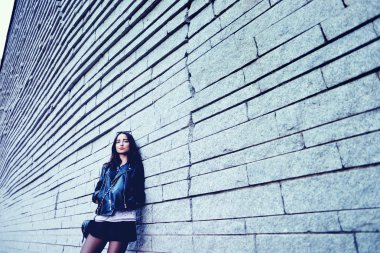 güneş gözlüğü ve siyah deri ceket açık poz moda model