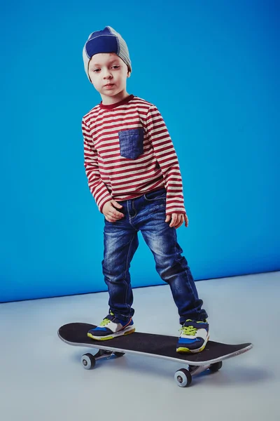 Gelukkige jongen paardrijden skateboard — Stockfoto