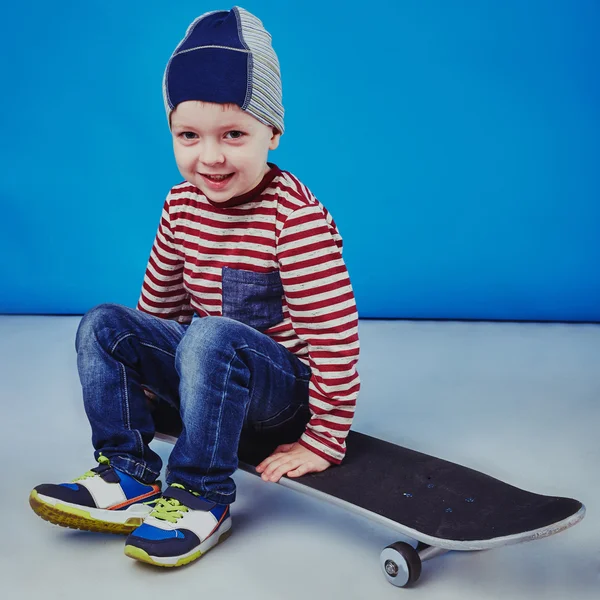 Rapaz feliz andar de skate — Fotografia de Stock