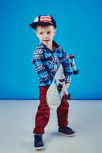 Счастливый мальчик на скейтборде — стоковое фото