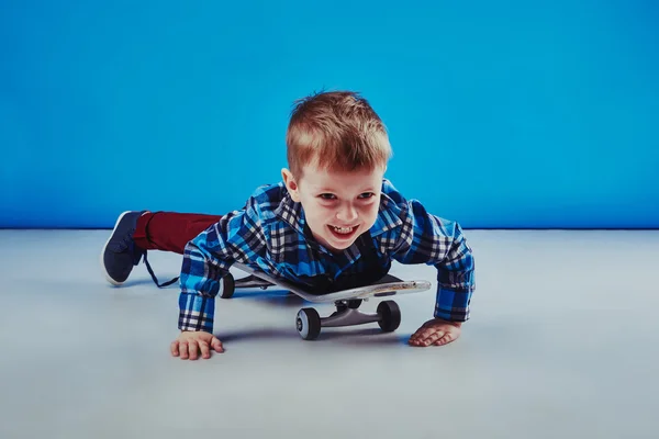 Niño feliz monopatín — Foto de Stock